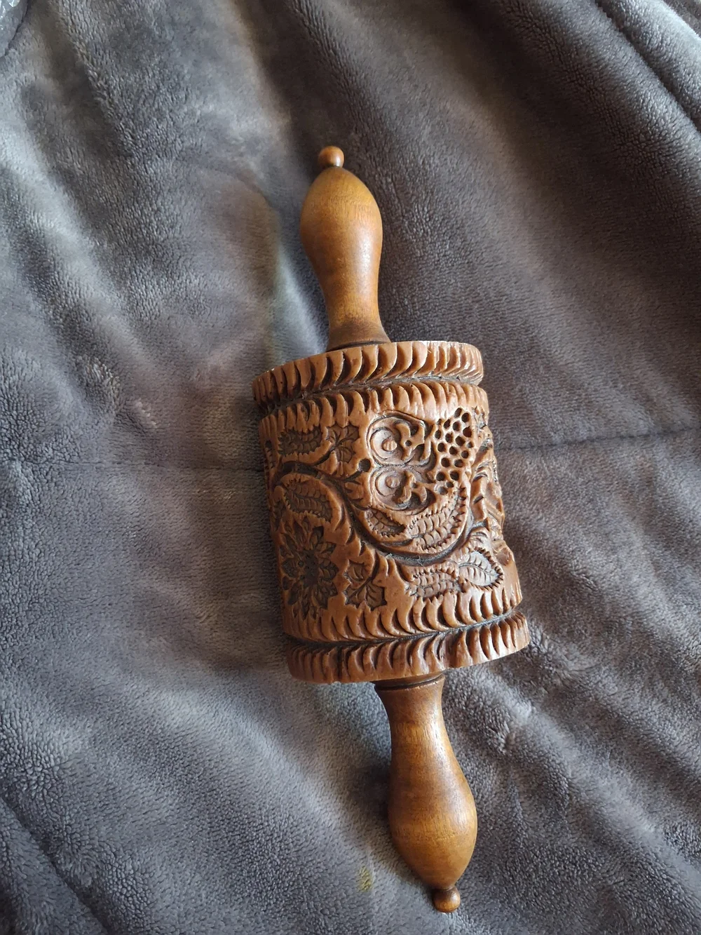 Twining Vine Wooden Rolling Pin 1550 Vintage  Great Condition, Collectible